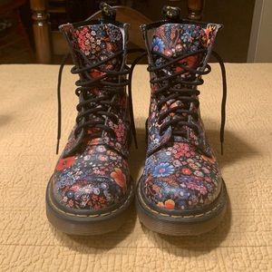 Adorable rare flowered Dr. Martens UK5 US7.